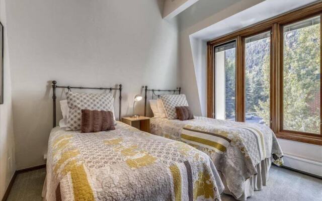 Exclusive 2 Bedroom Mountain Vacation Rental in the Heart of Downtown Aspen One Block From Silver Queen Gondola