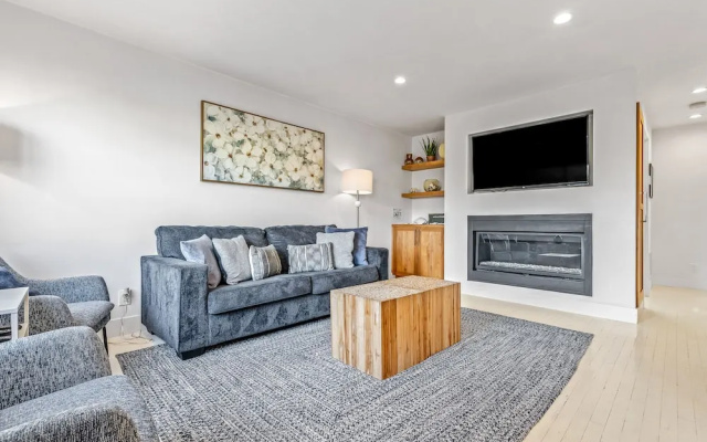 Your Dream Seaside Vacation! Charming 2 BDR Home