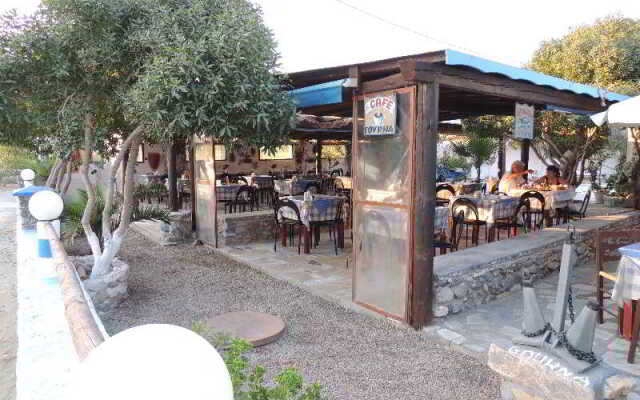Akrogiali Rooms & Studios