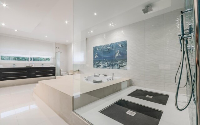 Luxurious Villa. Overflowing Pool 100 Meters From the Beach