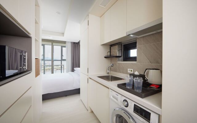 Shift Door Residence Hari