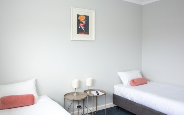 Five Islands Hotel – Guest Rooms – Wollongong