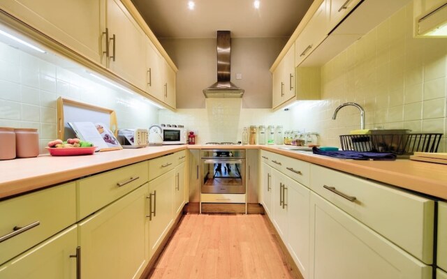 Bright and Airy Apartment in Canonmills