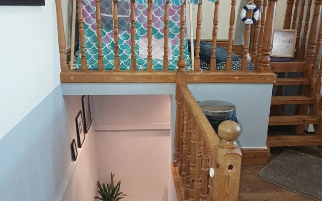 Roman Bank Flat With Spa Bath and Mermaids Teepee
