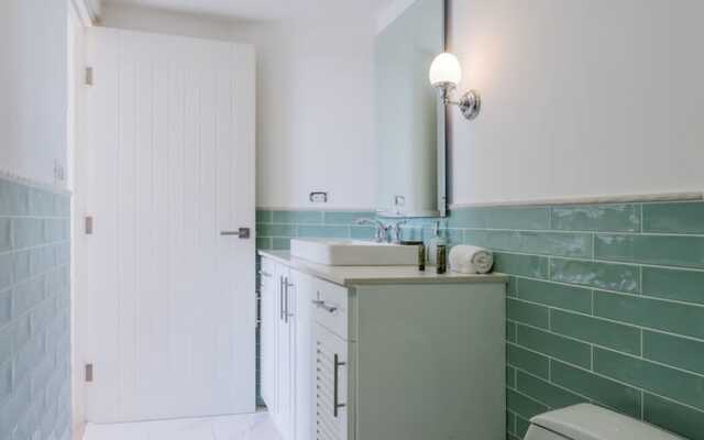 w Lovely 3BR With Modern Balcony in Panama