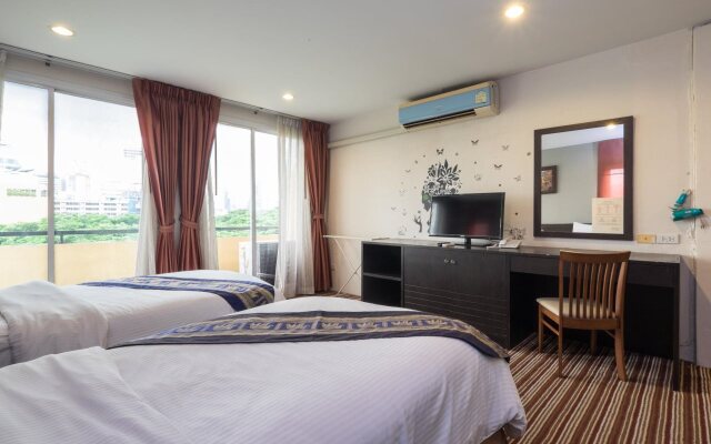 Cozy at Ten Hotel Bangkok