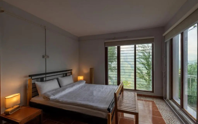 The Perch - 2bhk w panoramic hill view by Roamhome