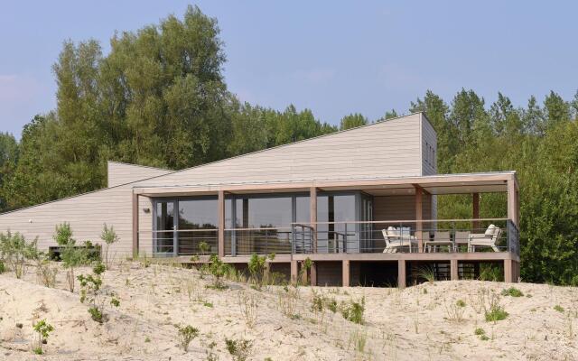 Luxurious villa with a nice deck, in nature reserve De Punt