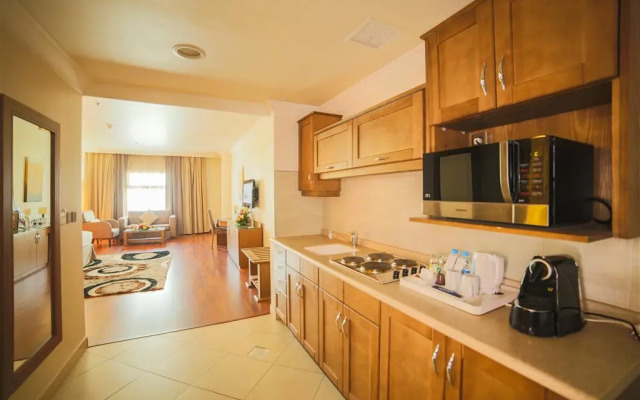 Golden Tulip Suites Breida Al Q