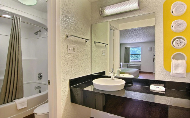 Motel 6 Austin, TX - Central Downtown UT