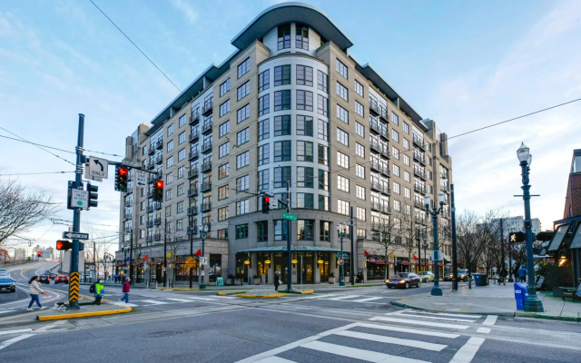 Elegant, Recently Upgraded Apt – Downtown Location