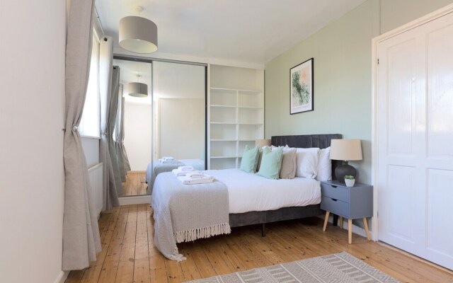 Cosy Room in Morden