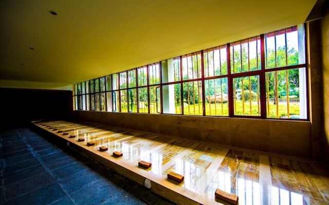 Slender West Lake Hot Spring Resort