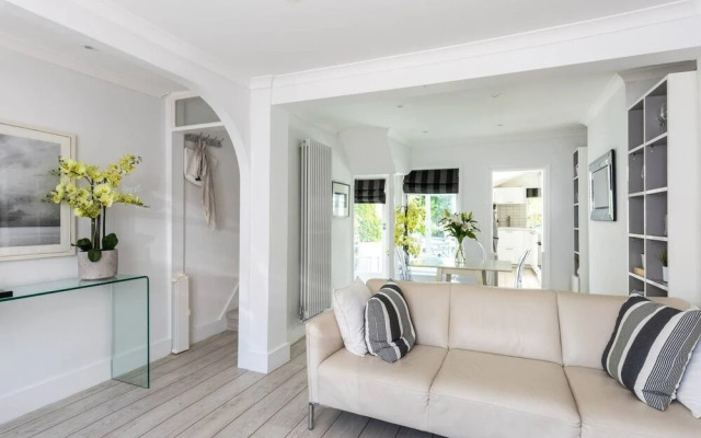 Central Town House With Garden 2 Mins From Beach!