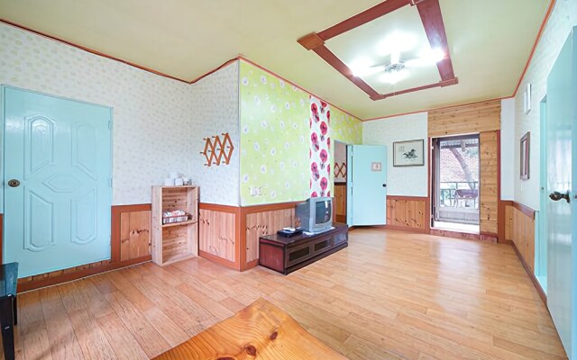 Pocheon Lakeside White House Pension
