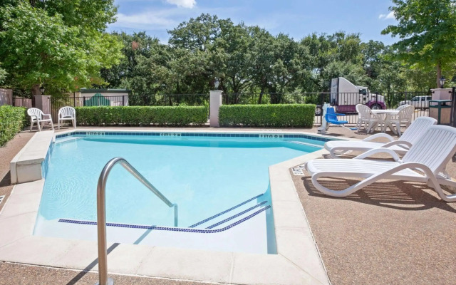 Holiday Inn Express And Suites Arlington North - Stadium Area by IHG