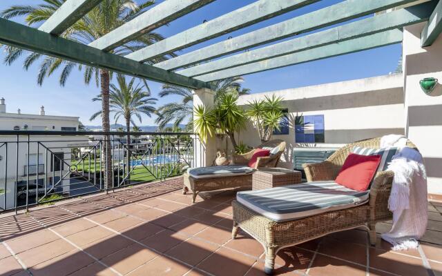 LCR4- Large 3 bed apt close to beach, port