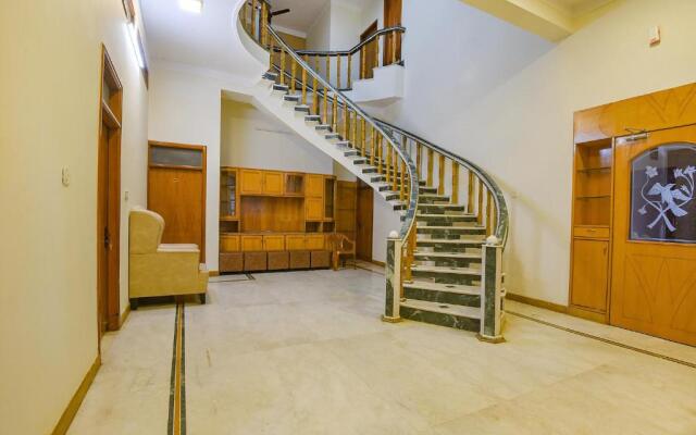 Fabexpress Ravikeerthis Service Apartment