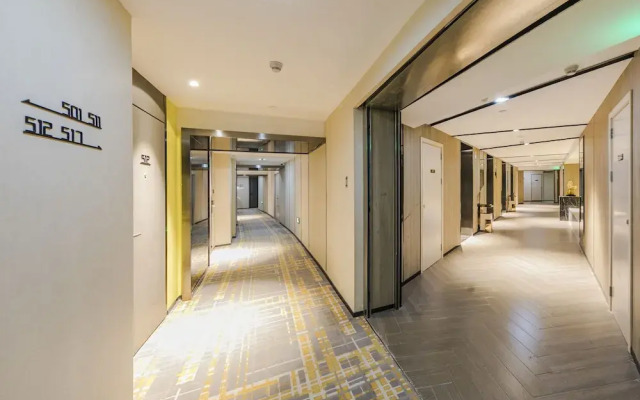 Pesht Premier Hotel