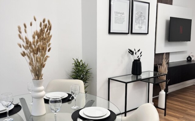 Modern 2 Bedroom Home in Edinburgh, Free Parking