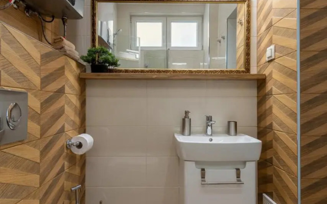 LUXURY & UNIQUE - TOP CENTER Apt. - 3BDR & 2 Baths