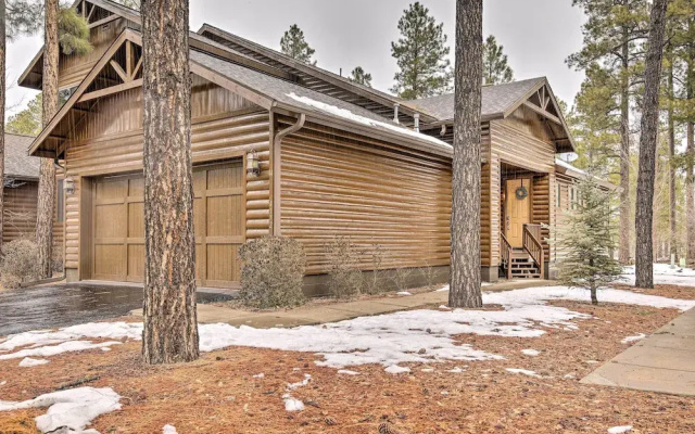 Deck & Gas Grill: Spacious Pinetop Cabin