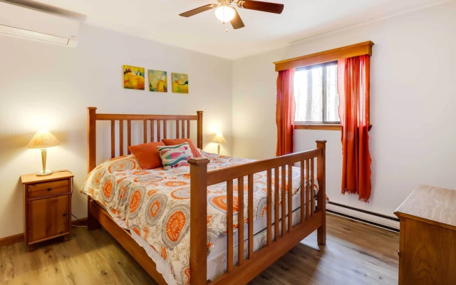 Spacious Pocono Lake House Near Skiing & Swimming!