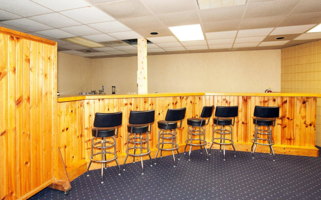 Econo Lodge Inn and Suites Stevens Point