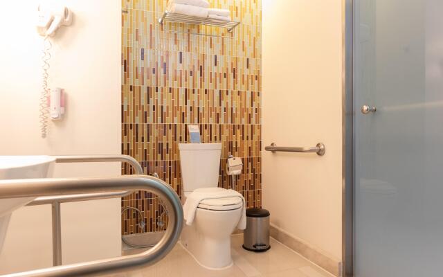 Holiday Inn Express Phuket Patong Beach Central by IHG