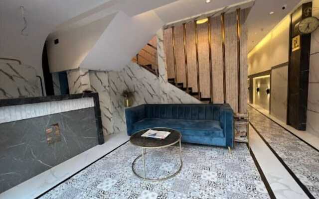 Rich Hotel