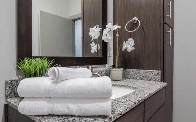 Uptown Downtown City View 1 BR Apt by Frontdesk