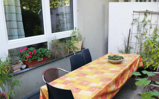 Room in maisonette with garden, parking place