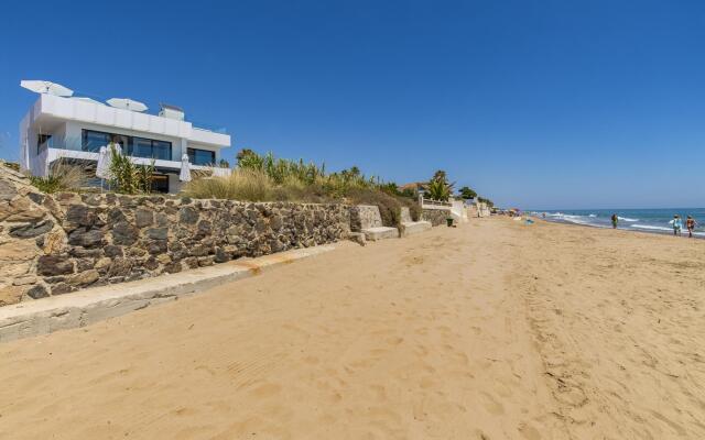 21220 Breath Taking Front Line Beach Villa