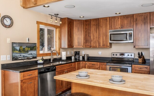 Peterson Acres 3 Bedroom Home by NW Comfy Cabins by RedAwning