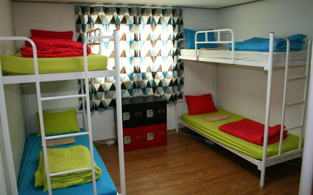 Zzzip Guest House - Hostel
