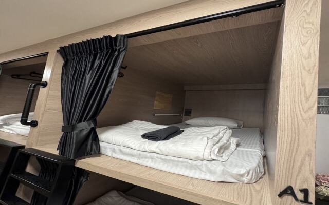OYO 75495 Ratchadadome Hostel Bangkok