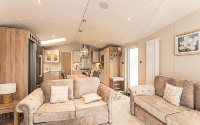 Lakeside Retreat Lodge With Hot Tub