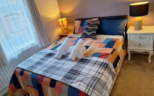 Fantastic Large Room with  free parking