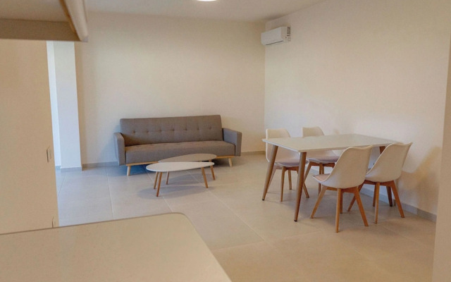 Phaedrus Living: Seaside Thalassa Cretan 101