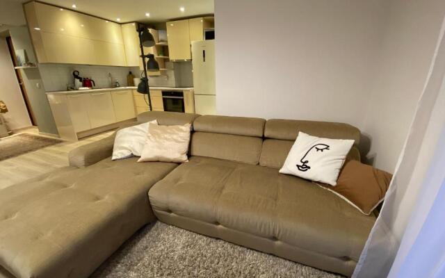 Sunny apartment, 5min to the sea. Parking. Self check in.