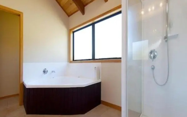 Treetop Oasis - Tairua Executive Holiday Home