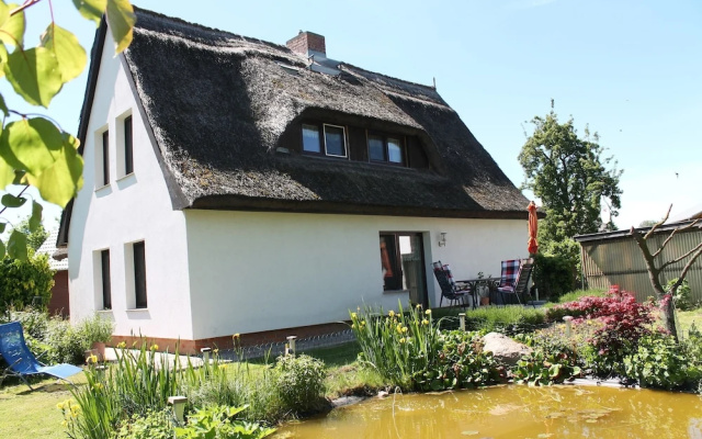 Quaint Apartment in Pepelow near Sea