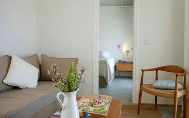 Kamaroti Suites Hotel