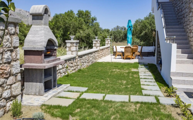 Haraki Stone Apartments