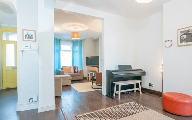 Spacious Victorian Canton Home, Sleeps 8 W/parking