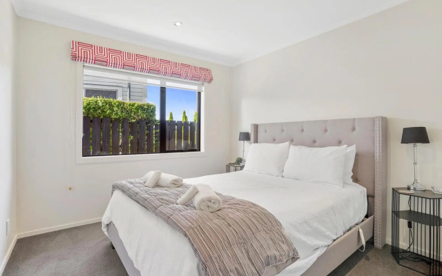 16 Rutherford Crescent