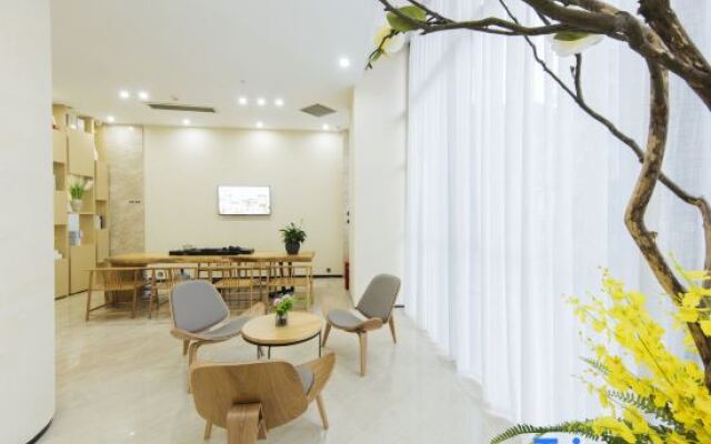 Yitian Hotel (Xiamen Railway Station Lianhua Metrokou Store)