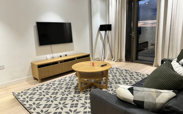 Docklands Stunning 2 bed Apartment London