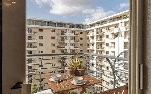 Modern and Comfortable Apart Savoy Garden