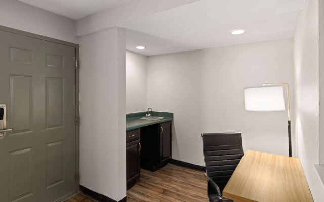 Days Inn by Wyndham Clarksville North